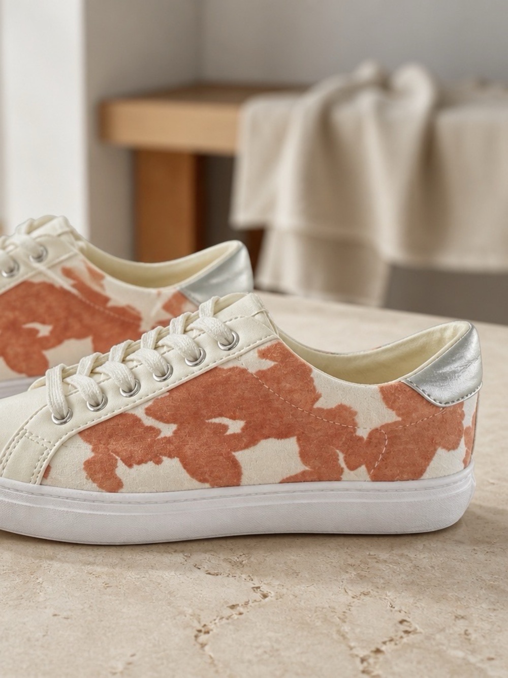 Nine West Cow Print Low-Top Sneakers
Women’s size 6M Western , Cowboy
Tenniis